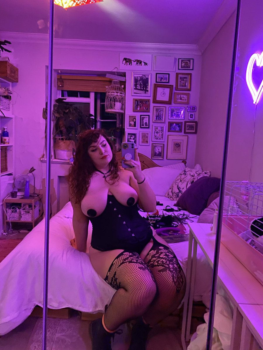 CurvyRedFox's tweet photo. I will smother you with my thighs..oh crossbreed 😈 https://t.co/up98MnVaZR