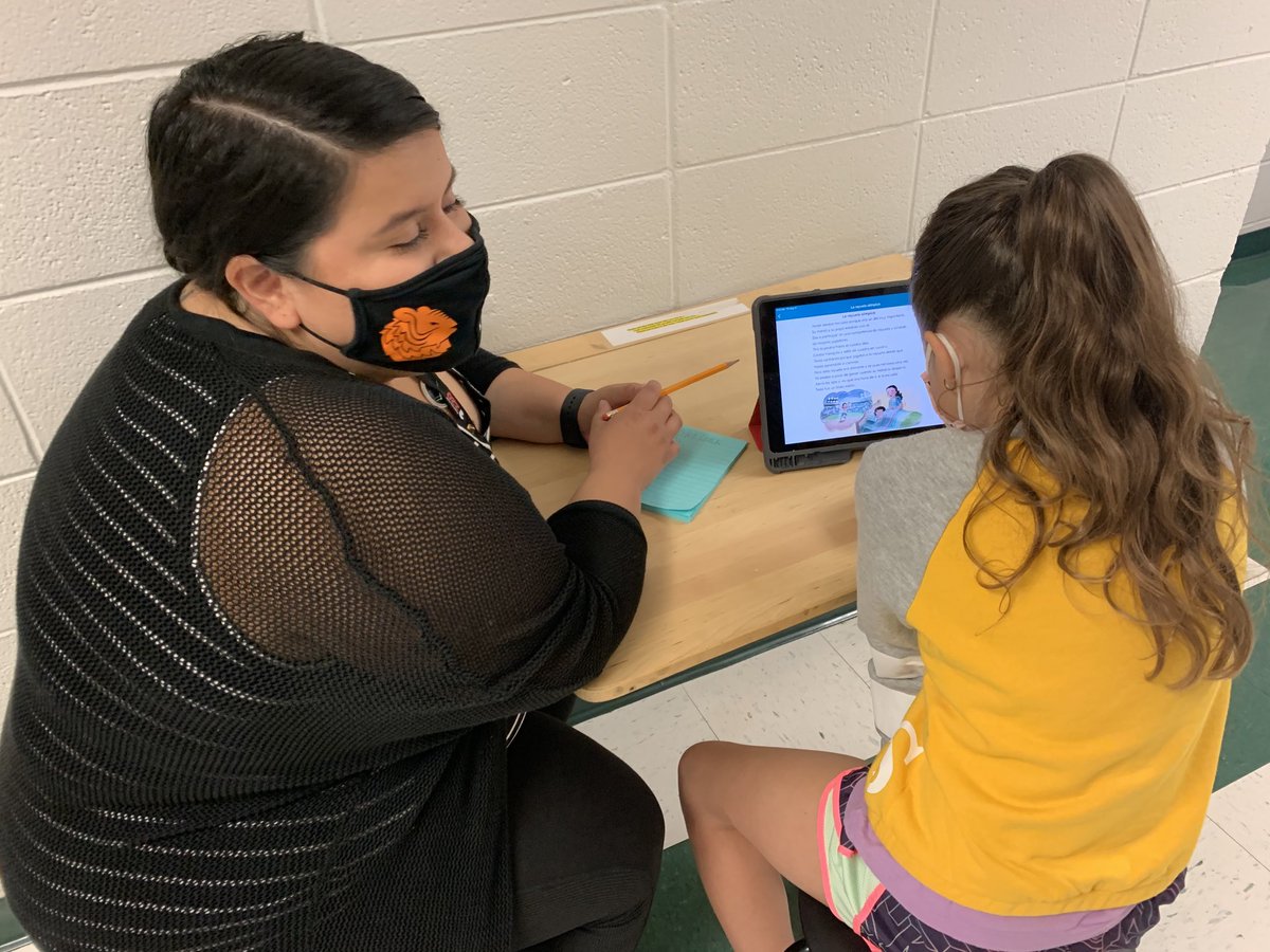 edgar_dlm_gtz's tweet photo. One of our amazing @SunnyHill220 classroom assistants providing 1:1 support. #MissC 🐯🐯🐯 Una de nuestras excelentes asistentes de clase proveyendo apoyo individual. @CArmendarizMxwl @barrington220 #StudentExperience https://t.co/NnBqGmLm6D