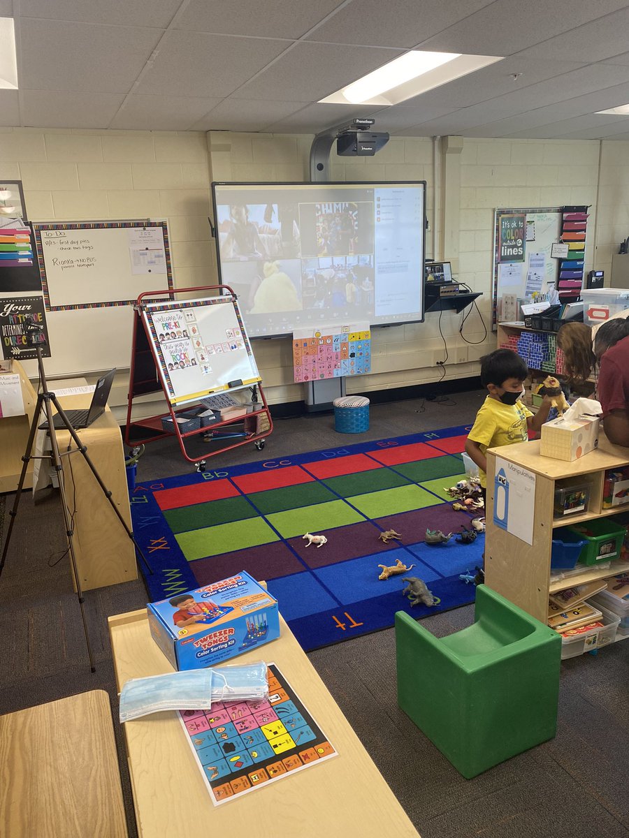 Room 121 started the new school year spreading the sunshine. In the classroom and virtually! #bethesunshine #virtuallearning #weare54