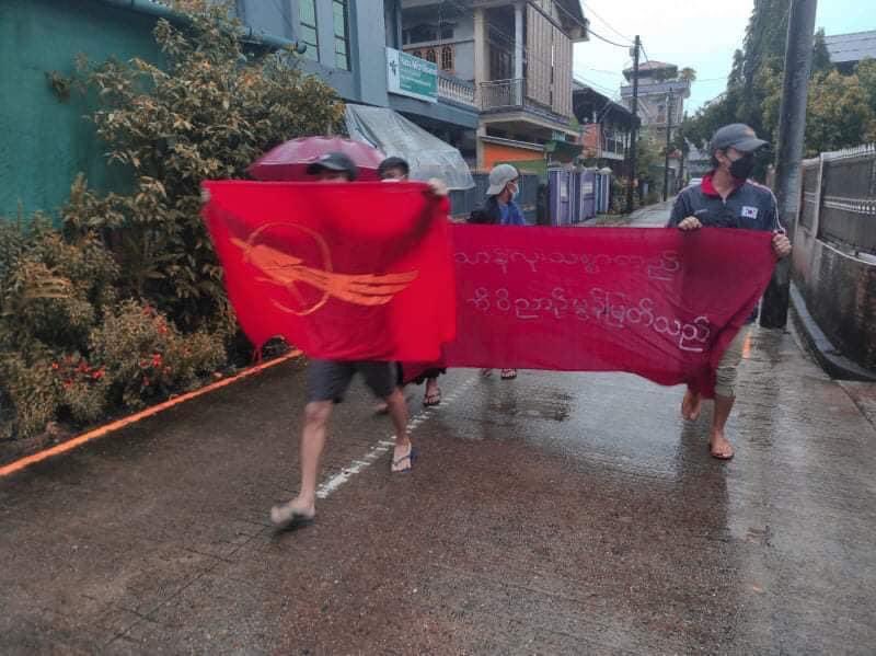 klatpri's tweet photo. A group of people from Dawei went on a guerrilla protest this morning to commemorate the 6 month mensiversary of Martyrs who fell during Spring Revolution.
#AcceptNUG_RejectMilitary       #WhatsHappeningInMyanmar  #Aug28Coup https://t.co/tu2Guj8nXo