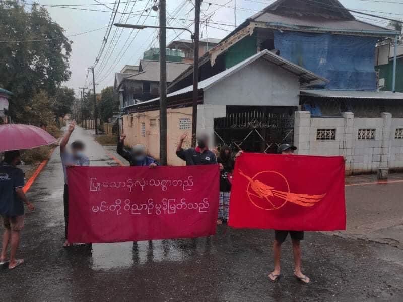 klatpri's tweet photo. A group of people from Dawei went on a guerrilla protest this morning to commemorate the 6 month mensiversary of Martyrs who fell during Spring Revolution.
#AcceptNUG_RejectMilitary       #WhatsHappeningInMyanmar  #Aug28Coup https://t.co/tu2Guj8nXo