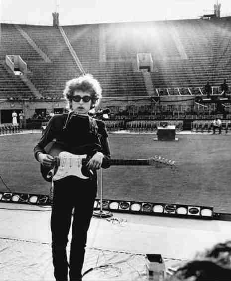 28th August 1965 - Bob Dylan performs at Forest Hills Tennis Stadium, New York City, New York. His first concert since his performance at the Newport Folk Festival and his first with an electric set. For more info click facebook.com/BobDylanOnthis…