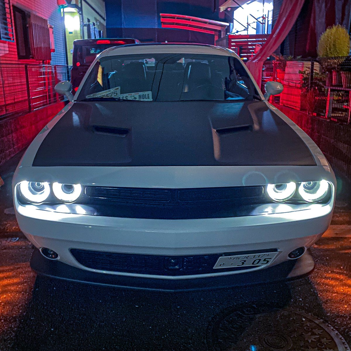 SRT8_Ls666's tweet photo. 今日アメ集まってるとこありますかー??
ボンネット黒になって帰ってきたよーん🥰🥰
#dodge #challenger #sxtplus #mopar https://t.co/lZJNhLAJjN