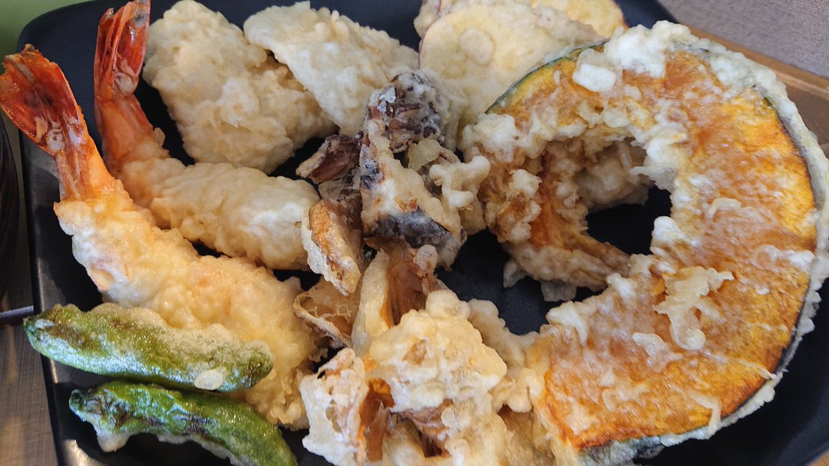 tommyab2's tweet photo. 残暑が厳しいこの季節。冷やかけ✕天ぷらで大満足な自宅ランチ。うどんは、どさんこ小麦のきたほなみ。麺がきらきら輝いている。
   
#うどんラボ #UDONLAB #きたほなみ #丸山製麺 #荒川区 #ほしの #天婦羅 https://t.co/lrfdkOT0aI