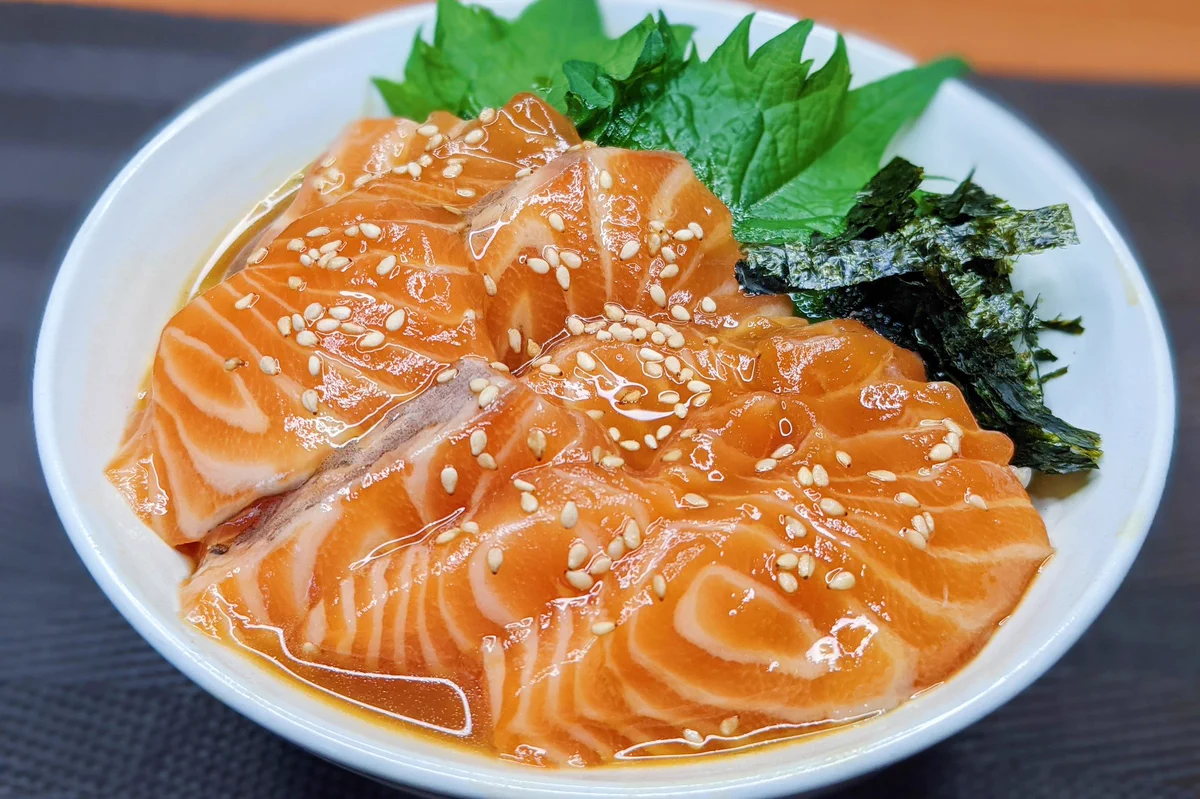 どの工程も凄く簡単！とっても美味しそうな、サーモンの漬け丼レシピ！
