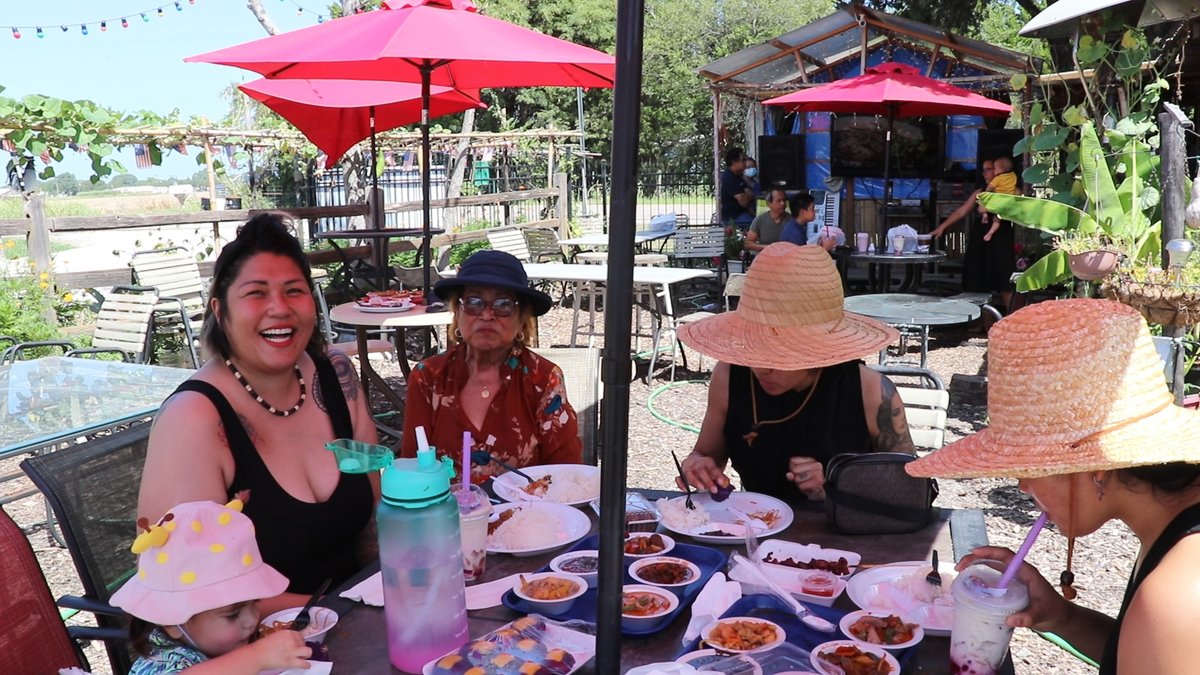 BrigadaGTV's tweet photo. MGA WAIS NA PINAY SA AMERIKA, KILALANIN!

Ang isang Pinay vlogger sa Florida na si Inday Roning, expert daw sa pagluluto ng mga putaheng from dumpster to table! Si Mommy Jho naman, Pinoy karinderya ang itinayo sa kanilang lugar sa Texas. https://t.co/WOcZbbWDID