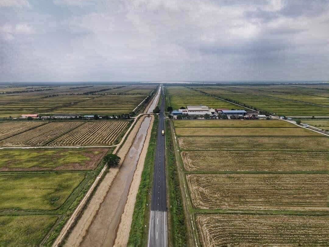 viralperak's tweet photo. Antara jalan raya paling lurus dan terpanjang di kawasan jelapang padi Perak 💛

Korang mesti pernah lalu, biasanya pergi ke mana?

Foto: JKR Daerah Perak Tengah https://t.co/VtsDspdxAw