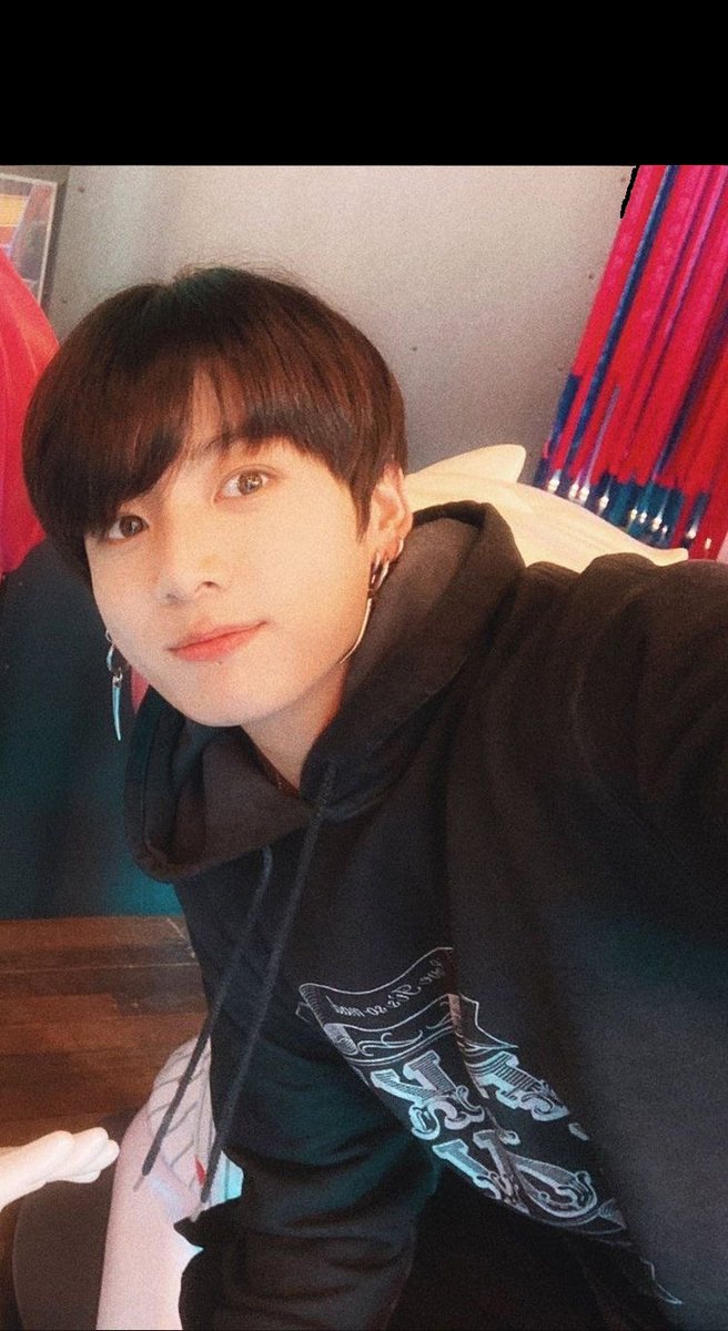 afuzzyowl's tweet photo. #taekookau: A reality show where six strangers seeking love move in together for one month.

Jungkook joined hoping for a thrilling romance, but sadly, didn't find that spark he dreamed of—until a man with embers for eyes and an aura that sucks the air out of his lungs moves in. https://t.co/hAWJrhg7ck