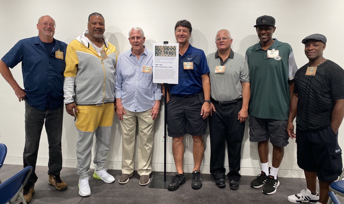 addleman_billy's tweet image. Great evening meeting the inaugural class of LCCC Athletics Hall of Fame, including Coach Halverson, Coach Walter and 1986-87 MBB Team. #HOF #TakeFlightLCCC