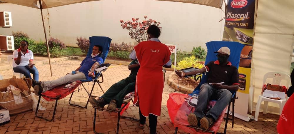 PlasconUganda's tweet photo. Mr. Dash Nagesh, our Stores Manager Finished Goods Warehouse One, today joined other well-wishers to donate blood that will be used to save all the groups of vulnerable people that will need it like pregnant mothers and accident victims among others. #SaveAMate #ColourYourWorld https://t.co/LAqM4memKx
