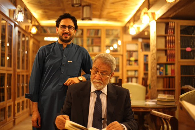 perezreverte's tweet photo. El padre de @ObaidMahdi escapó 2 días antes de la entrada talibán en Kabul. Escritor y político afgano, sus libros los dejó escondidos para que no los quemen como en 1996: 10.000 libros, manuscritos y periódicos antiguos. Su hijo agradece el tuit de ayer y me envía esta foto. https://t.co/bSQITCt90E