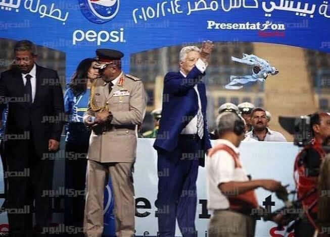 7oka249's tweet photo. بصراحه مرتضى منصور كان استاذ فى التعامل مع المنظومة القذرة للاهلى واتحاد الكرة وكان الوحيد اللى قدر يحط الجزمه فى بق التخين فيهم .. كان يخبط الخطيب واحده (رجعوا الساعات يا حراميه) تانى يوم تلاقى الخطيب مسافر المانيا للعلاج 😂😂😂 https://t.co/Y6XxZWijKR