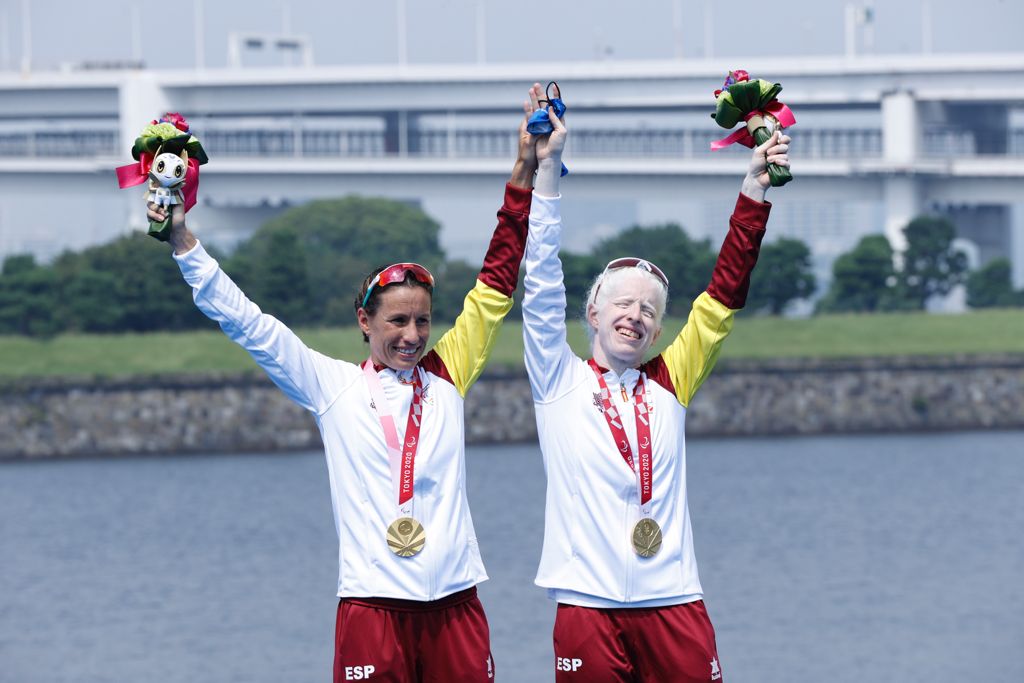 CasaReal's tweet photo. Oro en🥇 #Tokyo2020 | Este #metal es un reconocimiento deportivo pero también del ejemplo que das con tu esfuerzo mental, motor vital y cuidado de los demás y propio. En un año como este, gracias por tu contribución al deporte y a toda la sociedad, Susana.
@SuRGAcio @SaraLoehr https://t.co/Xog4Jk9gxi