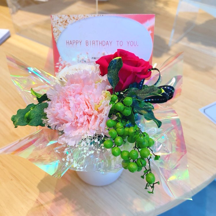daikichisensei's tweet photo. フラワーアレンジメント💐

お誕生日に🎂
敬老の日がもう少しですね♪
プレゼントしてみてはいかがでしょうか？
（メッセージカードは変えれます）

#シャルムレクラン　#ハンドメイド　#フラワーアレンジメント　#中崎町 https://t.co/sOc3xN2e6V