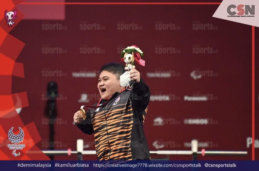 ultrasukan's tweet photo. Jalur Gemilang berkibar,
Negaraku berkumandang 🇲🇾 Congratulations Bonnie Bunyau. You deserve it 💛

📸: @csnsportstalk 
#Paralympics #Tokyo2020 #KamiLuarBiasa #SokongMalaysia #GanbatteMalaysia https://t.co/uDs9JbjOk3