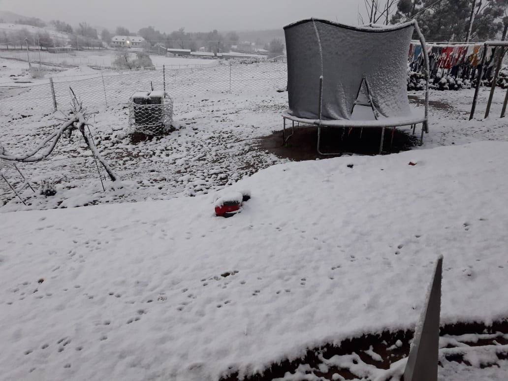 BreytonPaulse's tweet photo. Dis mooi wit op die plaas vandag,Koue Bokkeveld sneeu lekker,te mooi,had to share 🥶🥶🥶 #Bokveldklong https://t.co/Q7KduzUHrW