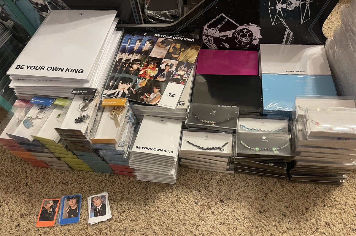 page_weno's tweet photo. [ ARRIVAL UPDATE ]

the following have just arrived at my house:

Official Fanclub 3rd Gen The B Welcome Kit
The Boyz - Official Light Stick MD
The Boyz - BE YOUR OWN KING Official MD

so far everything is accounted for except for the BYOK photocards

- #ariGOupdates https://t.co/RDD3kI8xDT