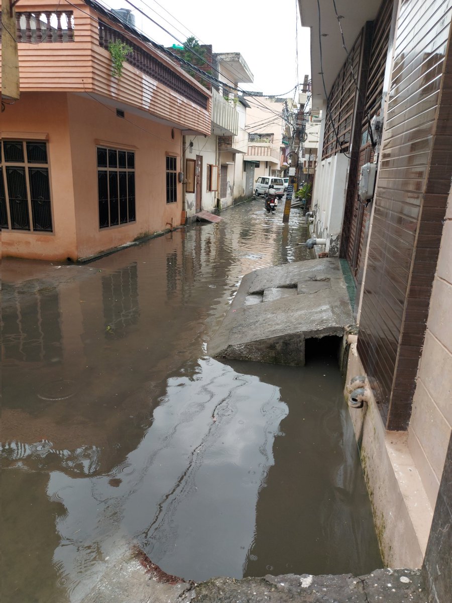 Nitinsha1114's tweet photo. @SaharanpurDm @digsaharanpur @SBMgSaharanpur @SaharaReporters @Smartcityindia @myogiadityanath @myogioffice.Situation is same every year at new madho nagar vishnu puri ward 38 Saharanpur since 15-20 year even after sivor installed by sabhasad Sarita Sharma.Corruption still there. https://t.co/WqA8RTvxzP
