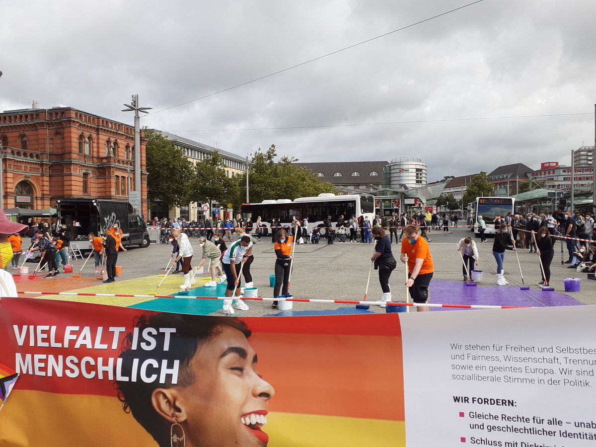 PdH_Bremen's tweet photo. Der gestrige Tag beim #CSDBremen  hat uns wahnsinnig viel Spaß gemacht und es war schön zu sehen, wie viele Menschen für eine offene und vielfältige Gesellschaft einstehen wollen! 💜🌈🤩🥰

Vielen Dank für die tolle Organisation! @csdbremen

#Bremen #Bremerhaven #csd #csddemo https://t.co/OedUbnnzVR