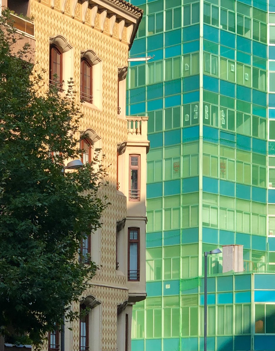 alfapla1's tweet photo. Contrast.
La Vinícola vs Ducados (els més vells ho entendreu).
#lleida #edificisdelleida #testimolleida #igerslleida #lleidatanament #turismedelleida #arquitectura #architecturephotography #architecture #architecturelovers #sindicats #ducados #lavinícola #casabaró https://t.co/wx8TF9ocz9