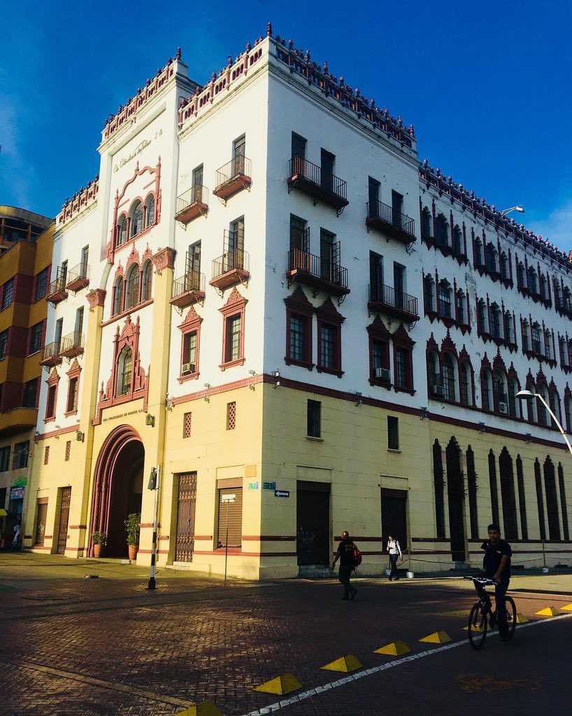 jennygalvezb's tweet photo. 💃💃💃por mi #BellaCali #EdificioColtabaco #BulevarDelRío https://t.co/1w4NLtCqym