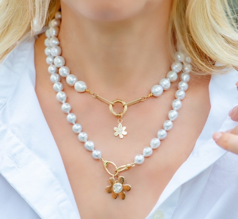 LaurenSigman's tweet photo. Classic with a Twist
.⁠
.⁠
.⁠
#jewelryinspiration #lovejewelry #oneofakindjewelry #finejewelry #ilovejewelry #jewelrymaking #classyjewelry #beautifuljewelry #jewelryinfluencer #jewelryfun #flowerpendants #flowerpendant #layeringnecklace #necklacelover #gemoftheday https://t.co/zzynxRt1FT