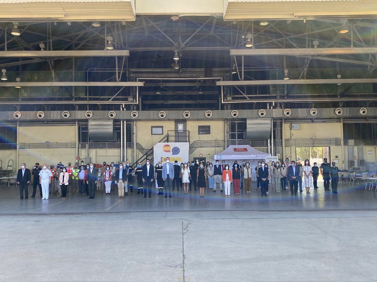 El PG, <a href="/sanchezcastejon/">Pedro Sánchez</a>, acompaña a Felipe VI en la visita al campamento temporal para el personal cooperante afgano y sus familias, ubicado en la Base Aérea de Torrejón. Personal de <a href="/inclusiongob/">Ministerio Inclusión Seguridad Social Migraciones</a>, <a href="/MAECgob/">Ministerio de Asuntos Exteriores, UE y Cooperación</a>, <a href="/Defensagob/">Ministerio Defensa</a> e <a href="/interiorgob/">Ministerio del Interior</a> realiza labores de integración y derivación.