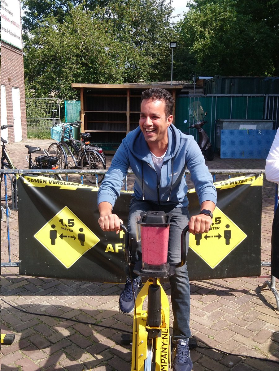 Mustapha el Boumeshouli, Stadsdeeldirecteur voor Loosduinen, komt even poolshoogte nemen bij het festival van <a href="/HaaglandBeweegt/">Haaglanden Beweegt</a> op ons terrein. Hij geniet van een, zelf gemixte, smoothie. <a href="/boumesho/">Mustapha El Boumeshouli</a>
<a href="/GemeenteDenHaag/">Gemeente Den Haag</a>