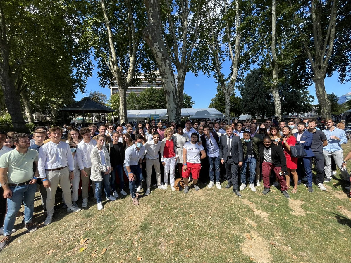 ValentinVella2's tweet photo. 🇫🇷Oui la candidate des jeunes, c'est @vpecresse ! #Brive2021 #AvecValérie https://t.co/KULVO3cd8Z
