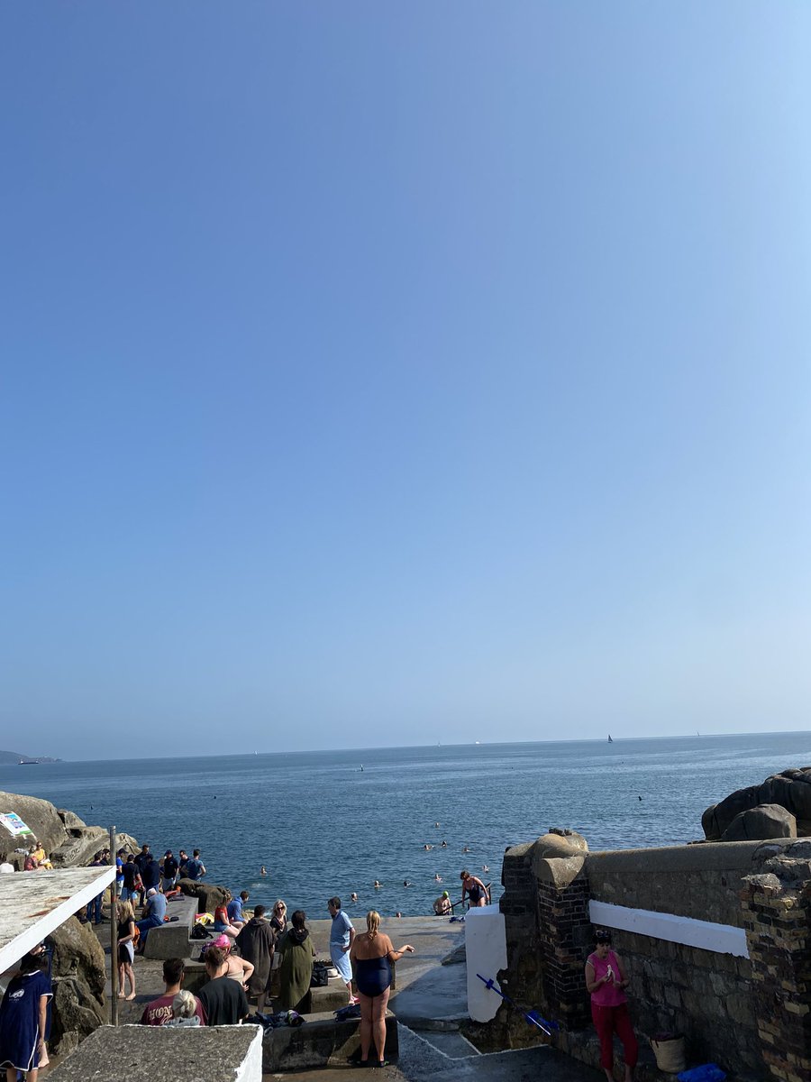 sinead_moriarty's tweet photo. I am not a keen or enthusiastic swimmer but I just went for a gorgeous dip in the sea. Felt like I was abroad. Stunning day 🌞 🌞🌞🌞🌞🌞🌞🌞 #doit #itsnotthatcold #seaswimmingireland https://t.co/HkB4pB0VPY