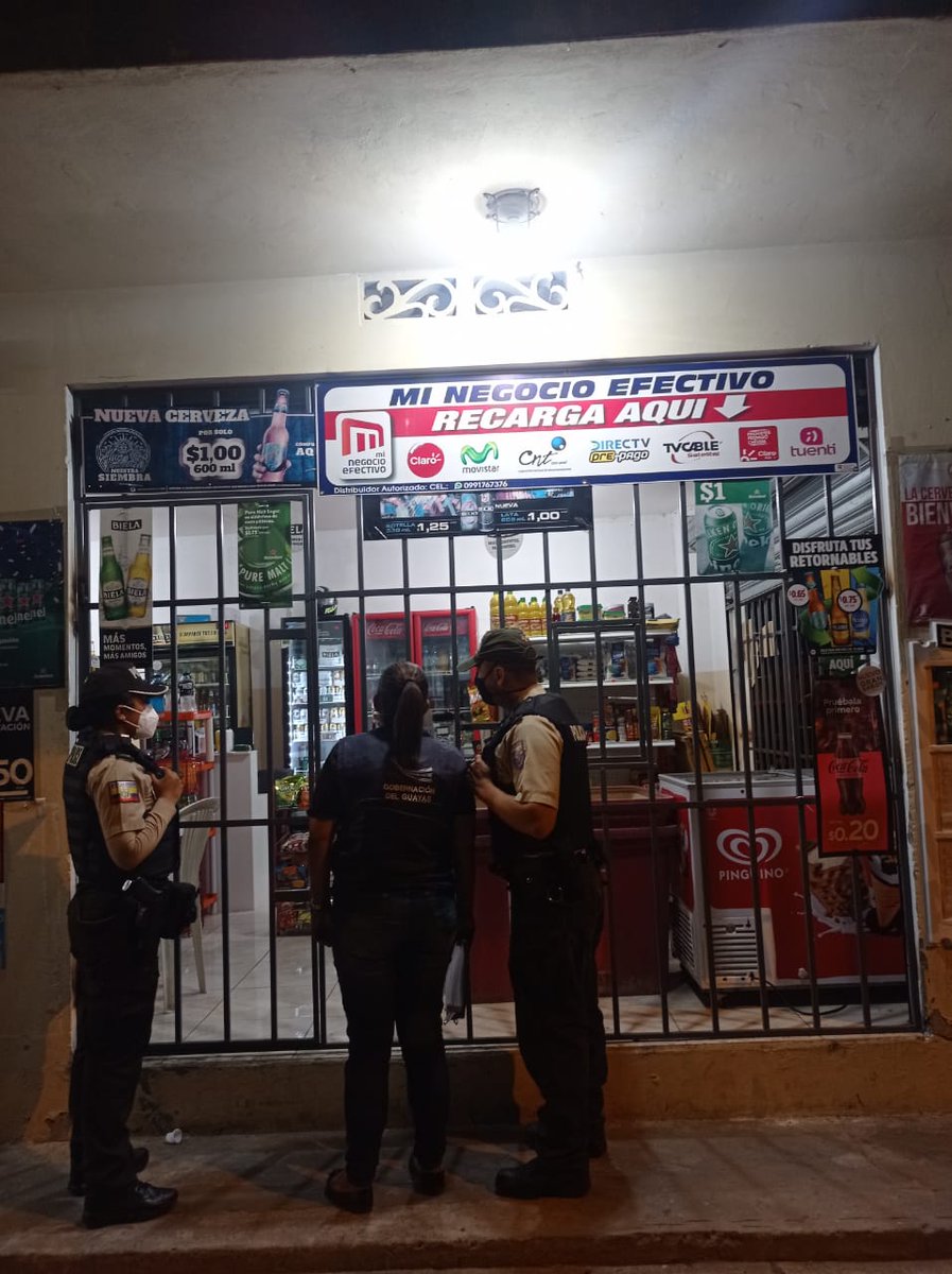 PoliciaEcuador's tweet photo. 👮‍♀️👮En Daule #Guayas, ejecutamos operativos junto a funcionarios de la Comisaría. 

A fin de verificar los permisos de funcionamiento, algunos locales fueron clausurados por no contar con el mismo.

#EjePreventivo 
#EcuadorTerritorioDePaz https://t.co/fvmQ24RpRy