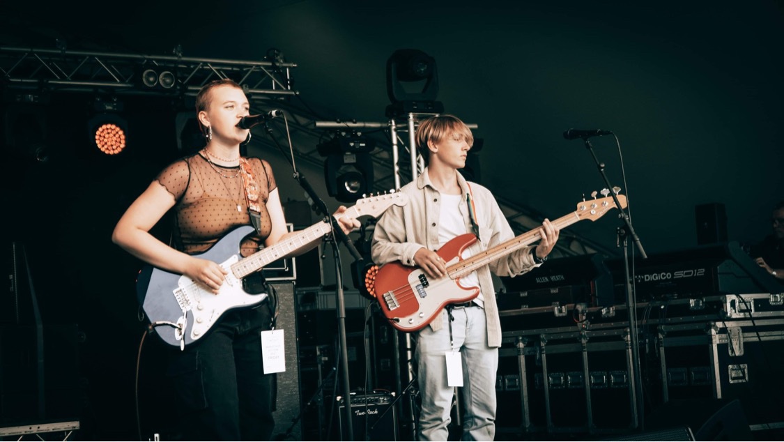 maisygracemusic's tweet photo. It was lovely be be out gigging yesterday at @GreatEstateFest - first outing for the new haircut too 😌✂️! Thanks to @JacksonTJNew for being my band and Kris from @brotherseamusic for the pics https://t.co/c26TIvIkVj
