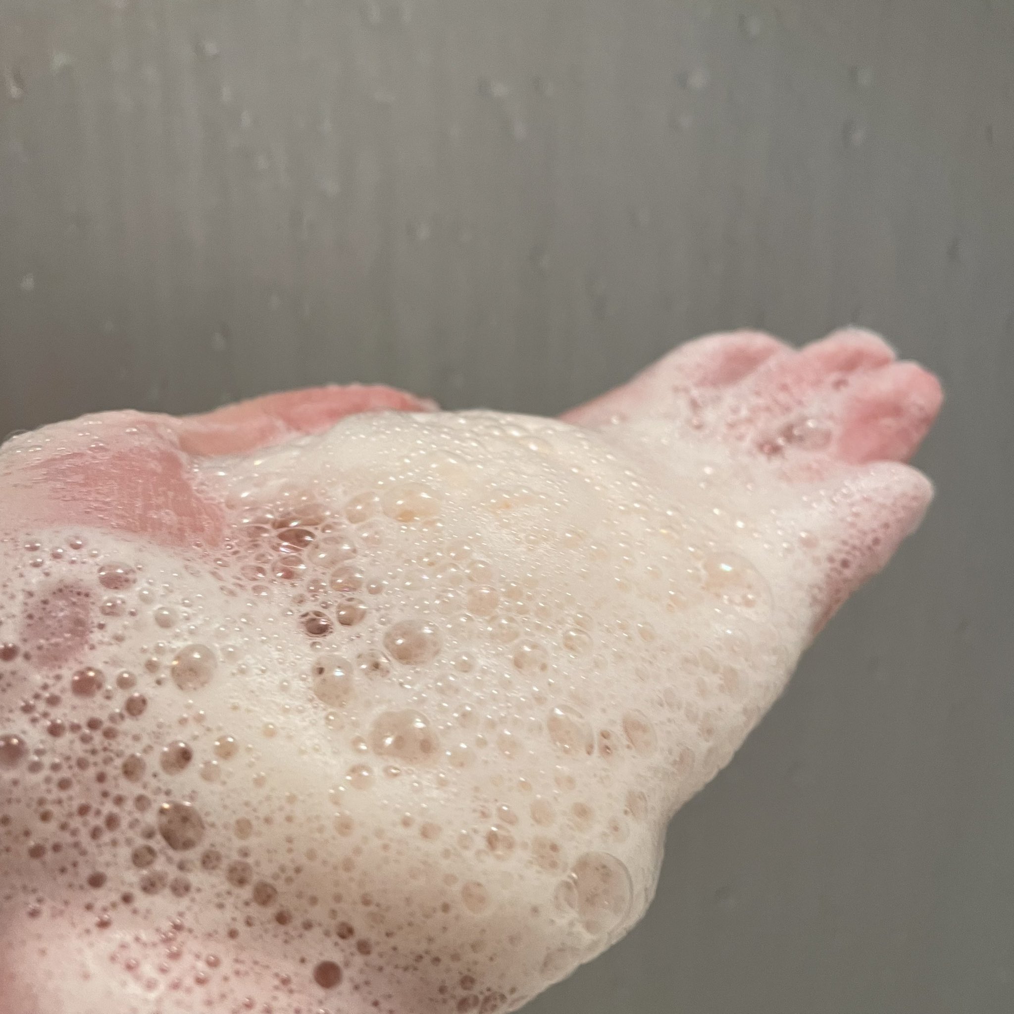 えすちゃんʕ ᴥ ʔ 最近ほのあかりという固形石鹸を使い始めたんだけど個人的に使用感凄く気に入った 赤ちゃん にも使える位 肌にとっても優しい成分でアトピーの人や乾燥肌の方にも 固形石鹸にしては確かに少し高いけど 買う価値は確かにある 肌荒れに