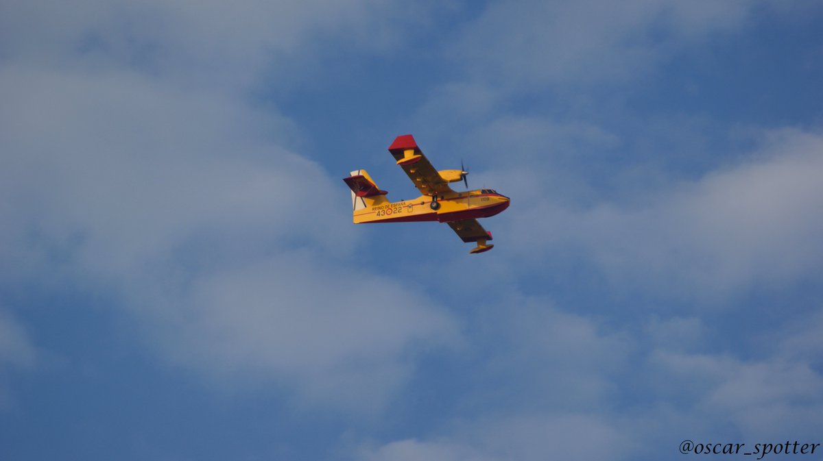 oscar_spotter's tweet image. En el #IFMasa hubo varios medios aéreos, entre ellos, 2 #apagafuegos del #43grupo del @EjercitoAire : el 43-22 y el 43-26.
Ambos cargaban agua en el Pantano de Arija, a unos 60 km del incendio, e hicieron descargas sobre el incendio hasta que éste fue declarado de nivel 0.