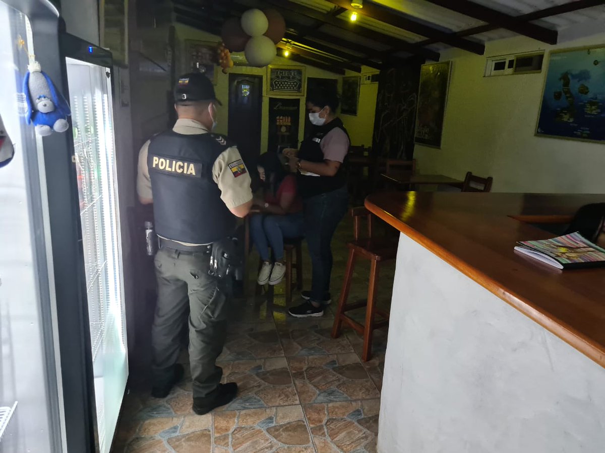 PoliciaEcuador's tweet photo. 🚔ACCIONES PREVENTIVAS 

Durante la noche y madrugada realizamos patrullajes y operativos de control en #Galápagos. 

Con el objetivo de mantener la #SeguridadCiudadana y evitar hechos delictivos. 

#EjePreventivo 
#EcuadorTerritorioDePaz https://t.co/LqKE4yGv3L