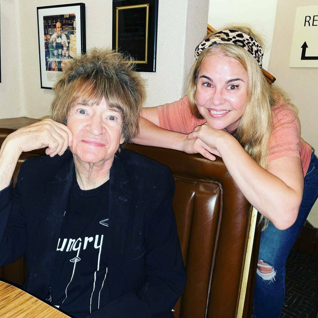 dellapina's tweet photo. Been a fan for ages. I mean, anyone in LA who loves rock music has to be. #kroq #rodneyontheroq #lsug https://t.co/OEokTG2RnI https://t.co/fHXsXV3Muz