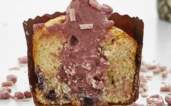 Recette Muffins aux amandes et crème de cerises au chocolat Ruby Les muffins font partie, avec les cookies et les brownies, des pâtisseries américaines pour lesquelles on craque complètement. Et en même temps, il est difficile de... | #chocolat #chococlic chococlic.com/Recette-Muffin…