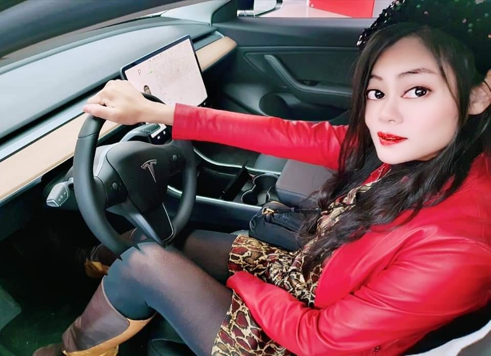 ShirleyBluemoon's tweet photo. How I wish I can bring this back from US. Tesla will have essentially fully autonomous self-driving vehicles this year, which Singapore has not approve 😢. Wanna go back to the States....

#throwback #2019Dec #iwanttofly #COVID19 #losangeles #california  #america #tesla #elonmusk https://t.co/PzzBHOWG0n