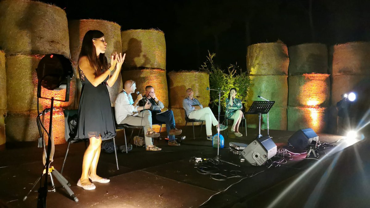 pierolacorazza's tweet photo. È stata davvero una bella serata a Castiglione d'Otranto! Un confronto denso di suggestioni, emozioni e idee per il futuro, grazie a @fra_monaco, @FilBarbera e @TizianaColluto.
Una bella miscela #NotteVerde, pizzica, taranta e @CiviltAppennino @LRiabitare cc @micheleemiliano https://t.co/B3ESrkTScb