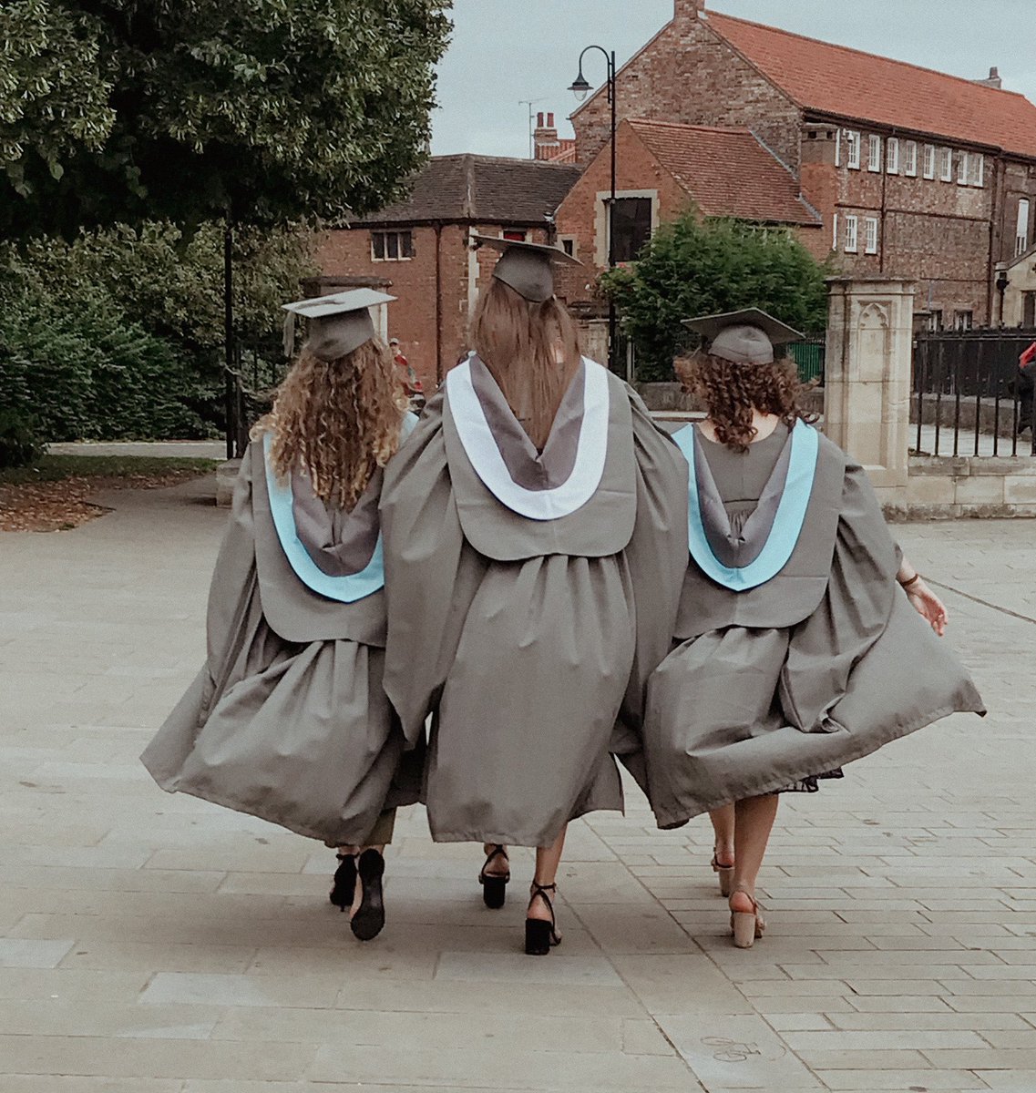 alice_h22's tweet photo. I did it! Yesterday I graduated with a First Class BSc in Env Sci from @YorkEnvironment! It was also a complete surprise to be awarded with the highest scoring dissertation - wow! A massive thank you to everyone in the department ๐๐ #UoYGraduation #graduateathome @UniOfYork https://t.co/1h6n0zMDf9