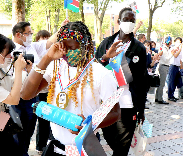 livedoornews's tweet photo. 5000RT:【東京五輪】南スーダン選手団が帰国、前橋市民との別れ惜しむ
https://t.co/SGLjUuDKV6
内戦の影響で競技環境に乏しく、19年11月に来日。滞在費を市のふるさと納税で調達するなど、支援の輪は市内外に広がった。選手は「『さようなら』は言わずまた会えることを願っています」と語った。 https://t.co/vjZBozXvbT