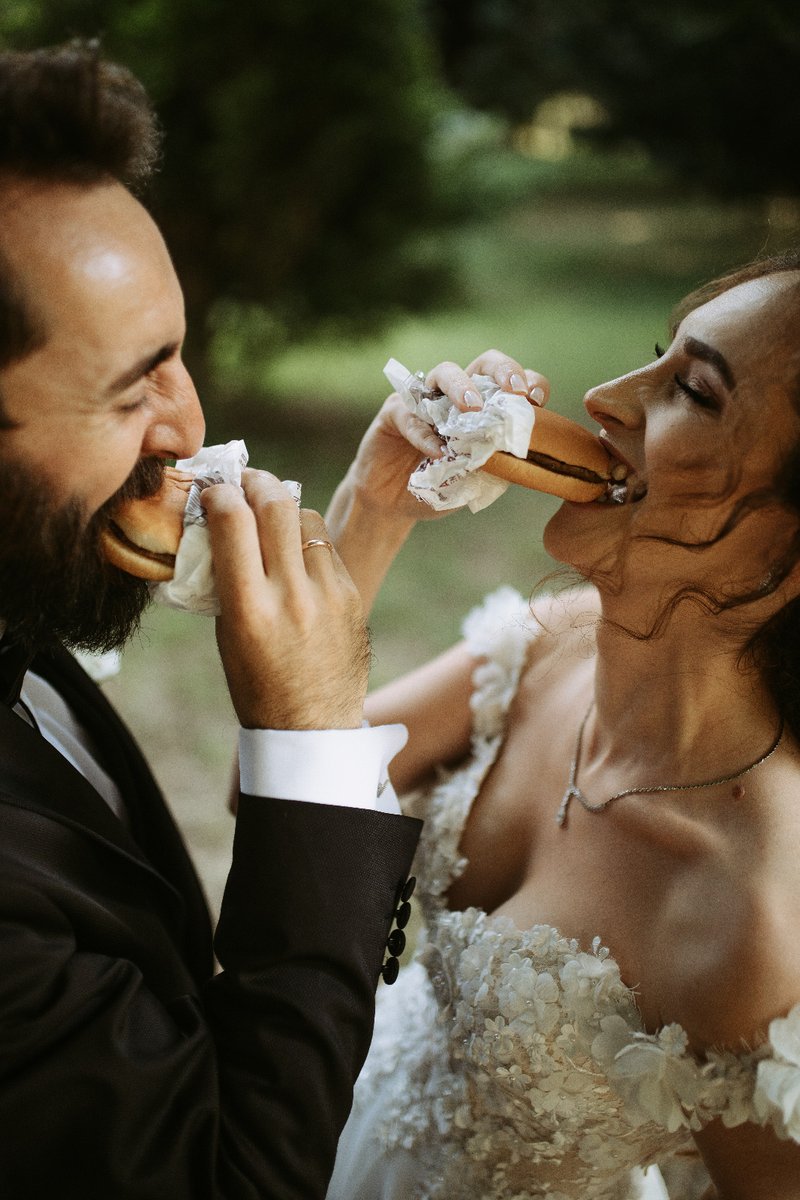 Düğün gününde de hamburger yemezsin be kızım 😅🍔