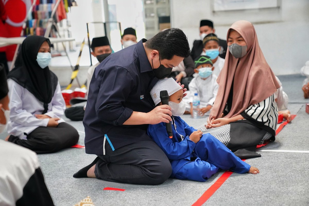 erickthohir's tweet photo. "Pak Menteri, saya baru saja juara lomba baca Al Quran, hadiahnya bisa langsung jadi mentri tidak?" 

Tertegun saya mendengarnya, sembari meng-Aamiin kan. Saya melihat adik-adik ini begitu bersemangat.

Insya Allah, jalan akan selalu ada untuk mereka yang mau berusaha dan berdoa. https://t.co/aq4cydhK5j