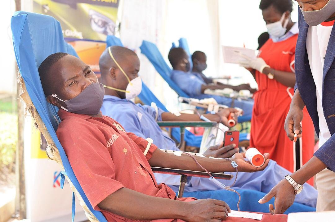 PlasconUganda's tweet photo. We are still at the Plascon Main Office, Namanve with our staff who are donating blood to #SaveAMate. This exercise only takes 10-15 minutes. Spare some time today and donate towards a good cause.
#ColourYourWorld https://t.co/h0bQmEf0i2