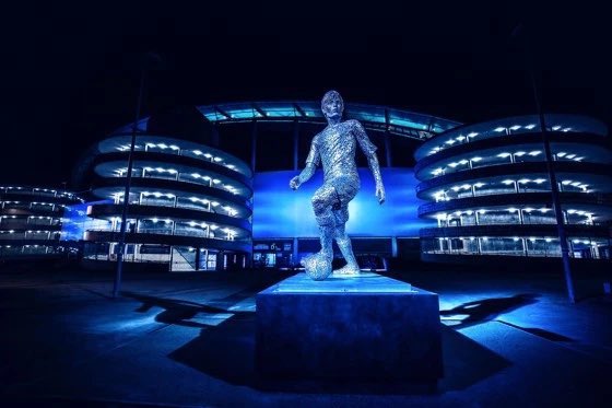 ESPNFC's tweet image. Man City have unveiled the permanent statues of club legends Vincent Kompany and David Silva outside the Etihad Stadium 🙌