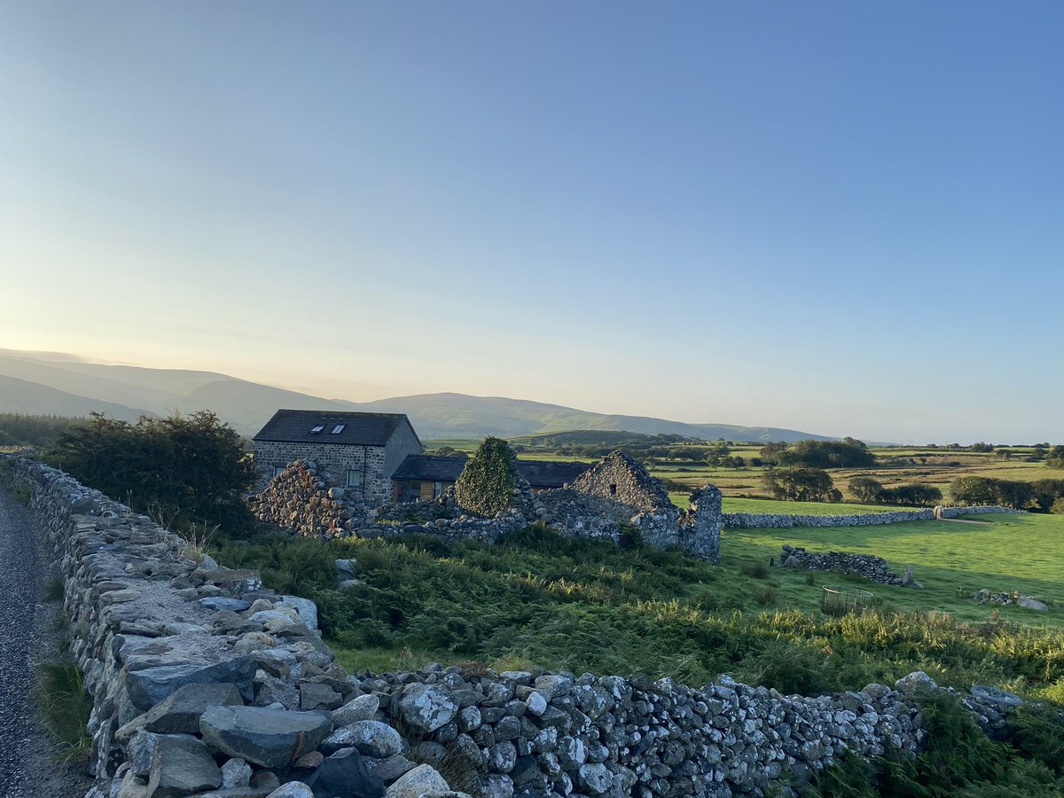 Marie_Burgess1's tweet photo. This was me today! #araf #slow  Didn’t want to run but then remembered the view. #morningrun #earlyrun #earlyrunner #run #slowrun #wales❤️ https://t.co/hfMlWGVr0w