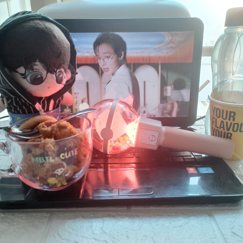 jiniehoonie's tweet image. 210828 PARK JIHOON 2021 ONLINE CONCERT [YOUR COLLECTION] 

Ready!!! 💖💚💛 with my chicken in "MBTI:CUTE" cereal cup, fries, and hotteok. Myangmyanghoon also ready!!! 🤗🥰

빨리 무대 위에서 보고 싶어요, 지훈아!!! 

@Park_Jihoon_twt
#박지훈 #ParkJihoon #YourCollection