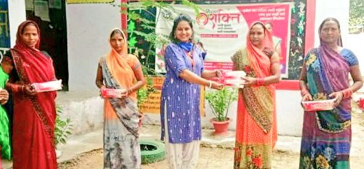 SocialM201's tweet photo. उन्नाव मे मिशन शक्ति ब्रांड एम्बेसडर व राष्ट्रीय शिक्षक सम्मान प्राप्त शिक्षिका स्नेहिल पाण्डेय ने मासिक धर्म स्वच्छता जागरूकता अभियान की शुरू की अनोखी पहल, नवाबगंज #सोहरामऊ अंग्रेजी माध्यम प्रा.वि. की प्रoअo स्नेहिल पाण्डेय ने महिलाओ को वितरित किए नि:शुल्क सेनैटरीपैड। @SnehilP07 https://t.co/MU0egPiWH9