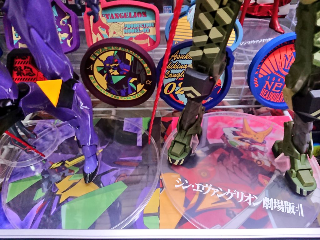 Teresa Twitterren 一番くじのクリアファイルって自分は使い道がまったくないのでフィギュアの台座の下敷きにしましたw ほんとは円形にカットして入れたいけど難しすぎる そして8号機のファイルがないw 店で50円で売ってたから買ってきますw 一番くじエヴァ