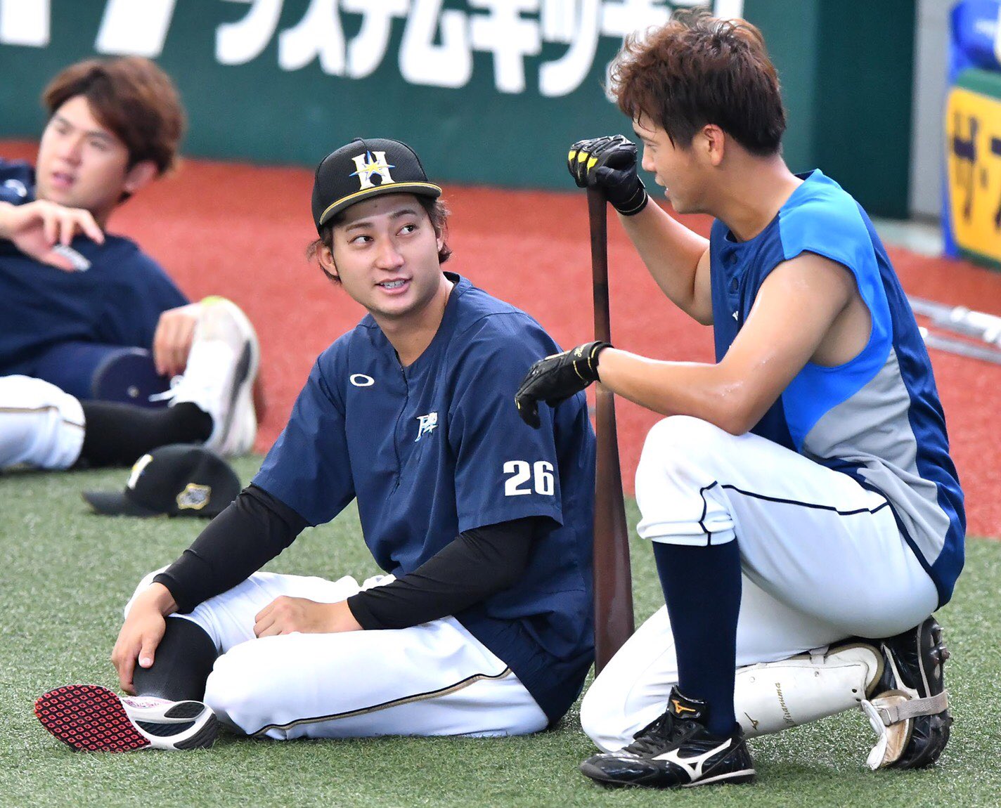 道新スポーツ 練習前に西武に移籍した 平沼翔太 選手と談笑する 浅間大基 選手です 2人とも先発出場 楽しみですね 日本ハム担当 十島 Lovefighters イケメンコンビ チーム徳之島 浅間選手は おひさま かつ Buddies 北海道日本ハム